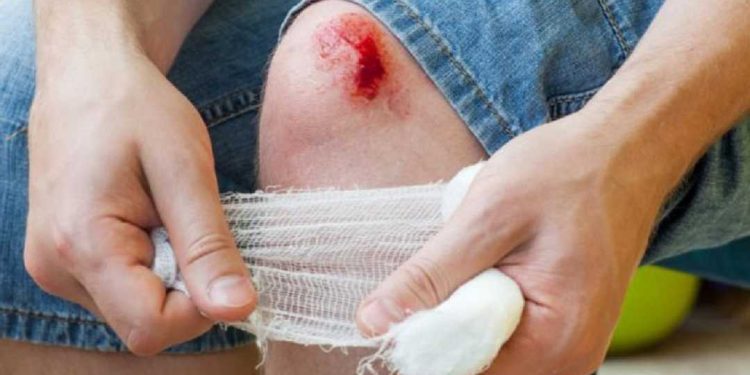 Vi khuẩn xâm nhập vào cơ thể qua những vết thương hở